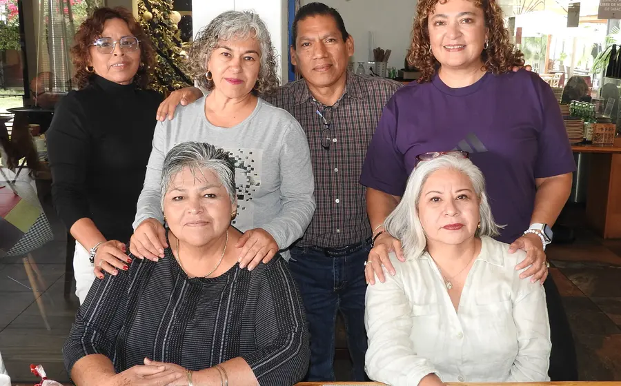 Silvia Hernández, Lupita Silva, Atalo Martínez, Patty Tanuz, Laura Sereno y Nancy Carrillo posando juntas y sonrientes durante una amena reunión con café.