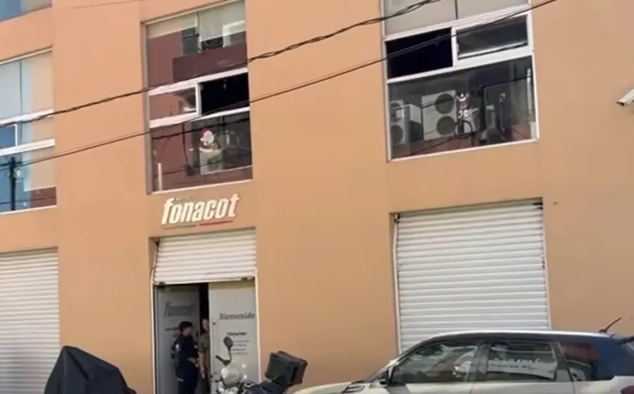 Fachada de las instalaciones de Fonacot en el barrio de Jalatlaco, donde un delincuente solitario robó computadoras y otros objetos.