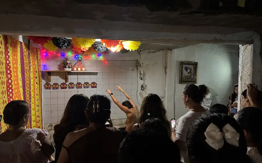 La bailarina Rosario Ordóñez Fuentes durante la presentación de su pieza de danza contemporánea 'Conozco a tu familia. En custodia' en Ixtepec.