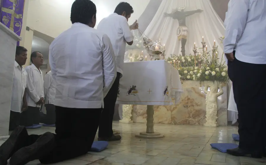 Un grupo de Shuanas realizan una salutación ceremonial, portando sus trajes típicos como parte de una arraigada tradición cultural de Oaxaca.