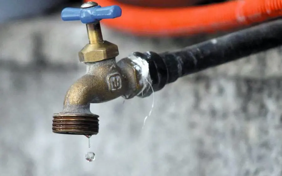 Una advertencia sobre los posibles cortes en el servicio de agua potable por parte de SAPA para los usuarios que no regularicen sus pagos.