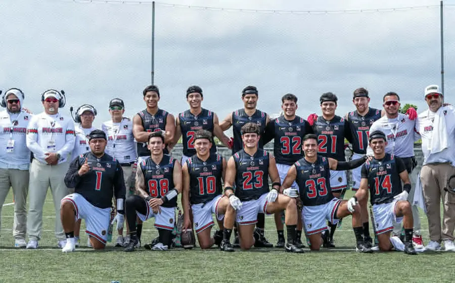 La Selección Mexicana Varonil de Flag Football posa para una foto de equipo, representando a México durante los eventos del Super Bowl.
