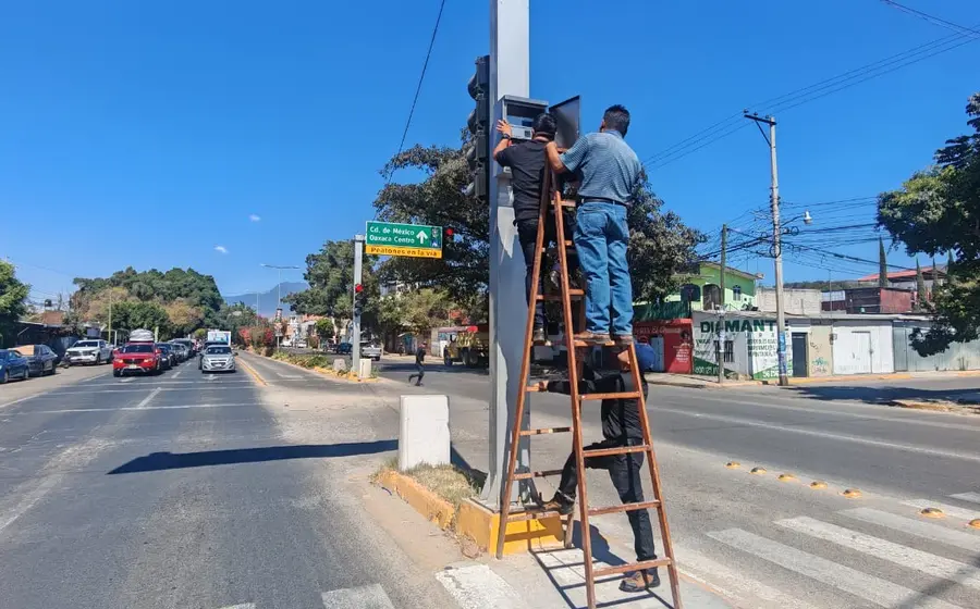 Los semáforos de la Carretera 175, a la altura de San Agustín, operan de forma intermitente en color ámbar como medida vial temporal.
