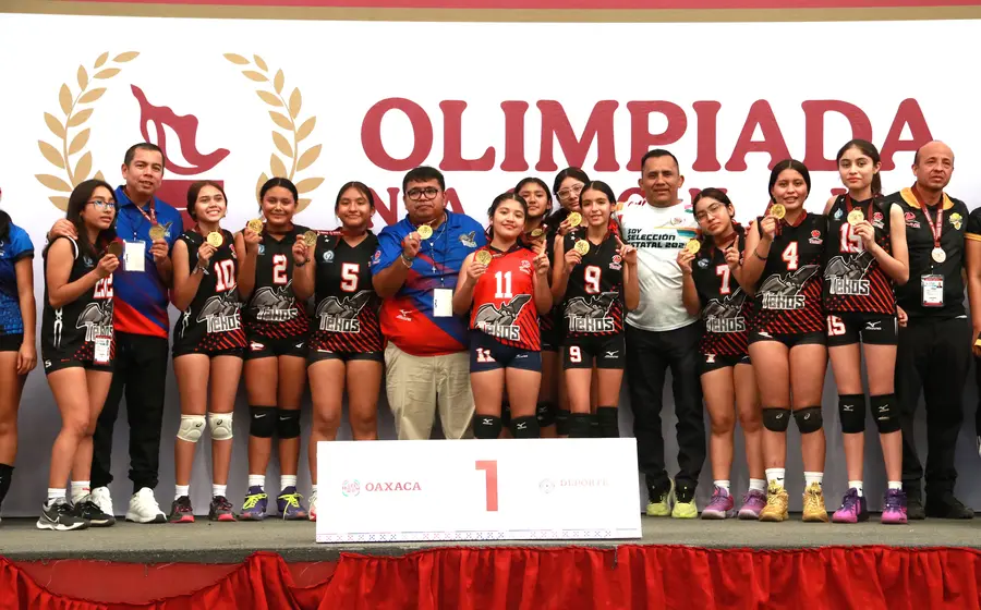 El equipo de voleibol Tekos de Juchitán mostrando su dominio en la cancha durante el partido final de la Olimpiada.