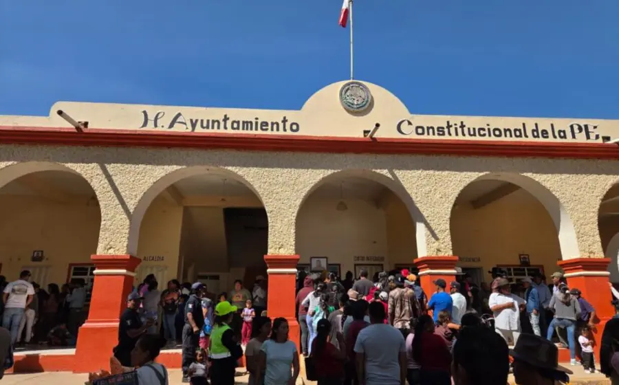 Nuevas autoridades municipales levantan la mano para rendir protesta, marcando el inicio de su gestión en uno de los 397 ayuntamientos.