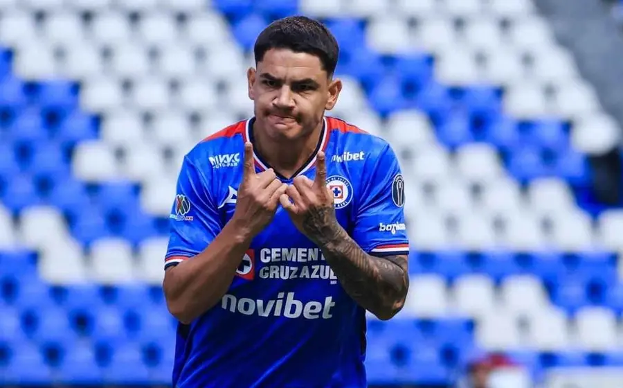El futbolista Gabriel 'Toro' Fernández celebra su gol con el que abrió el marcador durante un partido en el Estadio Cuauhtémoc.