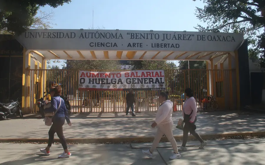 Trabajadores sindicalizados del STEUABJO realizan un paro de labores de 12 horas en la UABJO como parte de su amenaza de huelga.