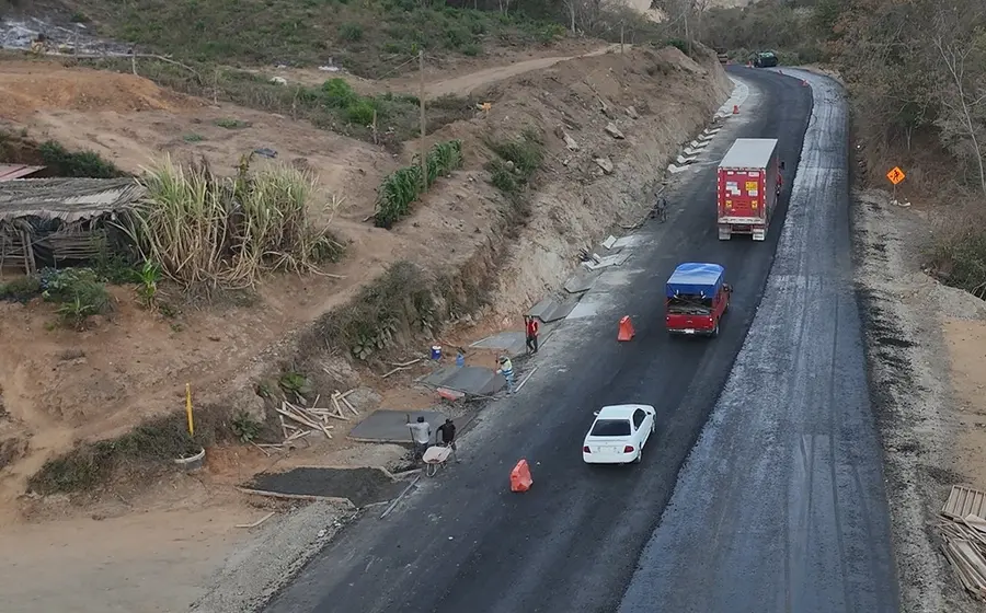Vista de la carretera que conecta Pochutla con Huatulco, donde en febrero darán inicio los trabajos de modernización para mejorar la vialidad.