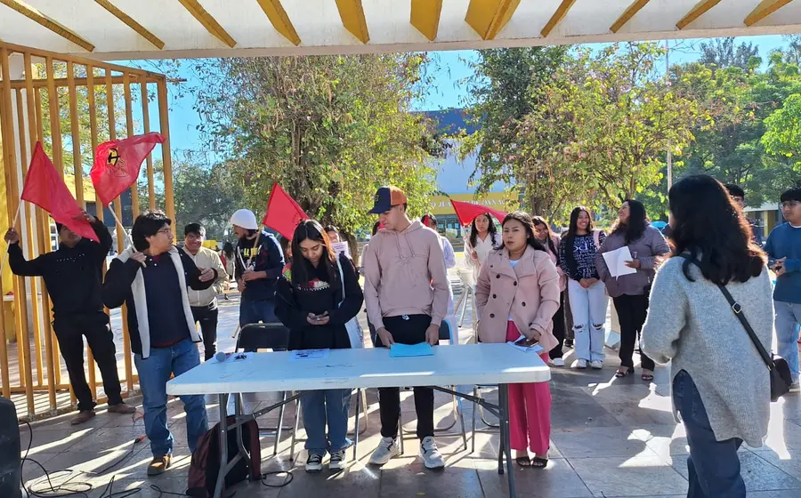 Miembros de la Unión de la Juventud Revolucionaria de México (UJRM) exigen la eliminación de los pagos por inscripción en la UABJO.