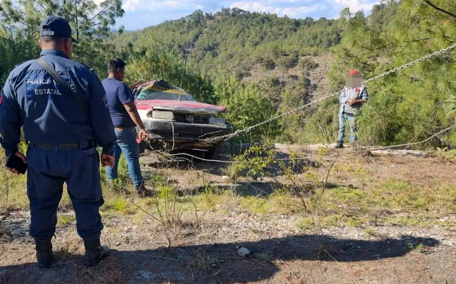 Un taxi de Putla de Guerrero volcado a un costado de la carretera a Tlaxiaco, accidente en el que cuatro personas resultaron lesionadas.