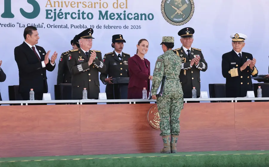 Claudia Sheinbaum honra a quienes defienden México en tierra, aire y mar.