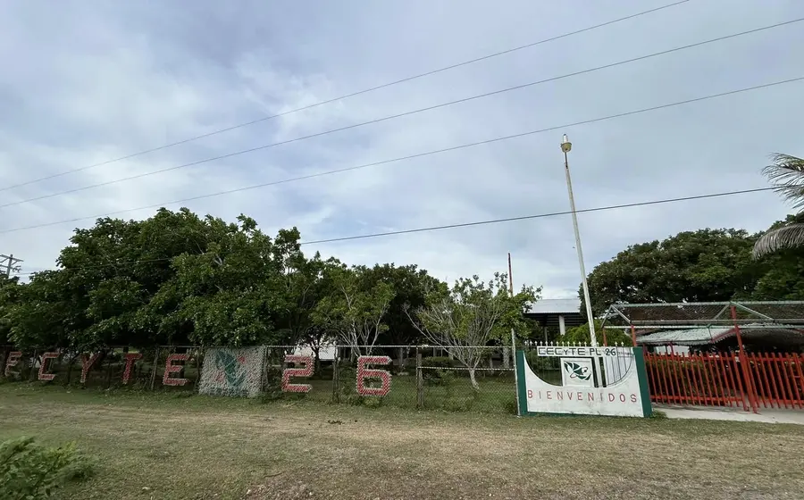 Padres acusan hostigamiento y amenazan con clausurar secundaria en San Dionisio.