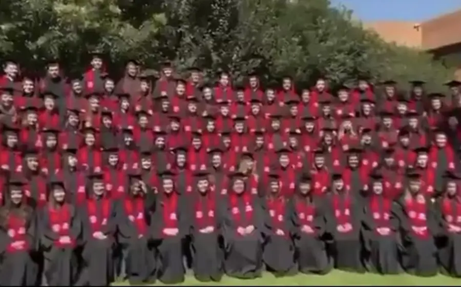 Graduación termina en susto: templete cae en la Ibero.