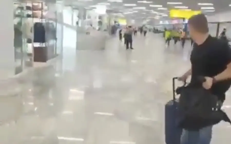 Pasajeros documentaron en videos el momento de pánico.