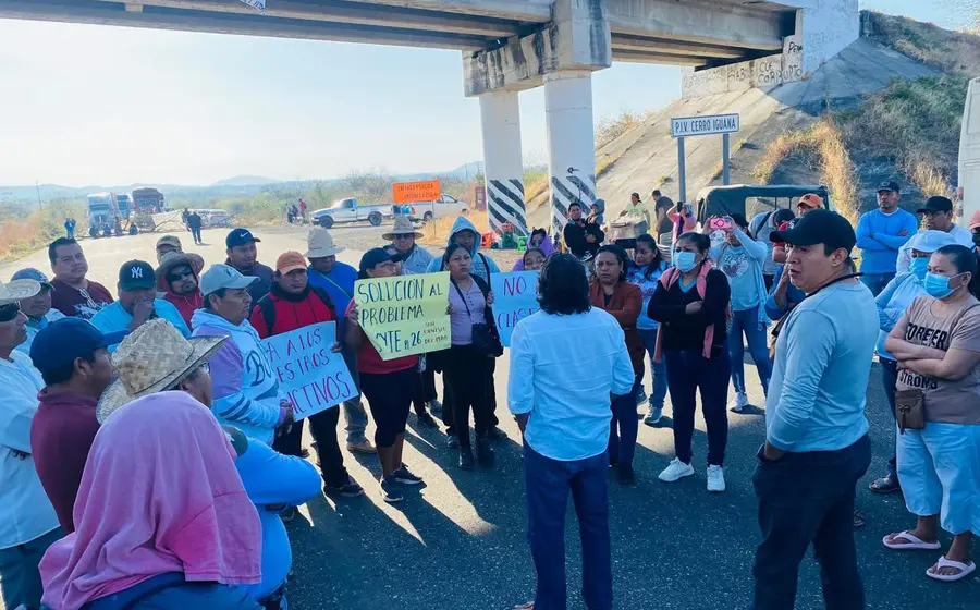 Padres y pobladores toman la Panamericana; exigen salida de docentes.