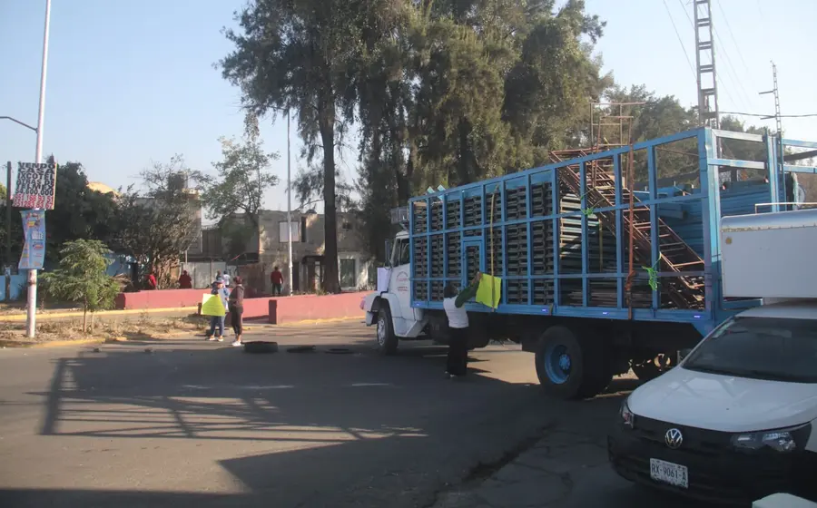 Vecinos de Santa Lucía del Camino toman Avenida Ferrocarril.