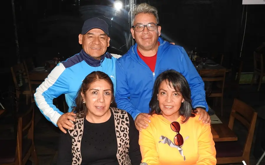 Sandra Clemente Vásquez (sentada a la izquierda) celebró su cumpleaños, rodeada del cariño de su esposo Nemo y de sus amigos David y Berny.