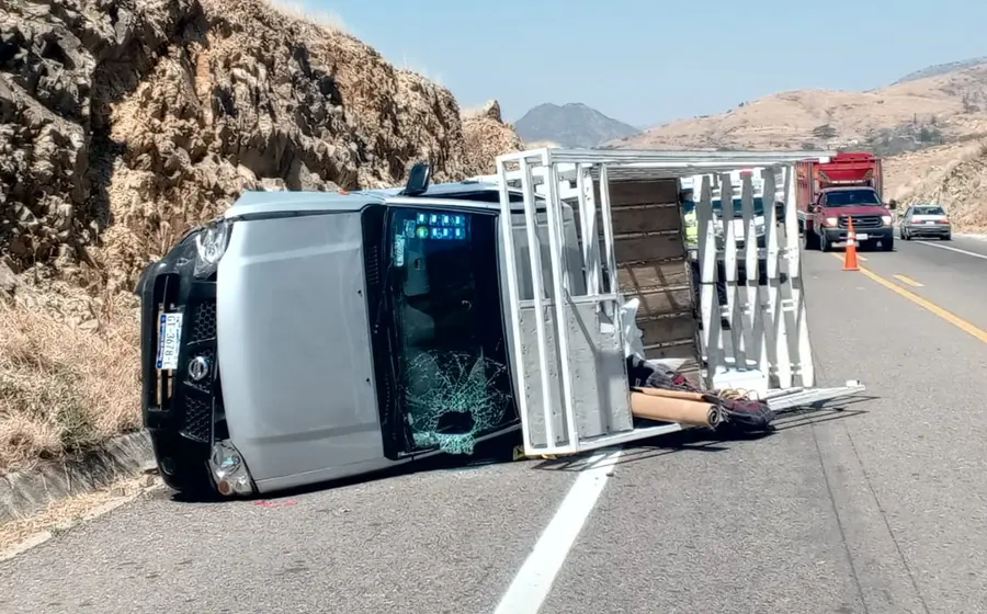Una camioneta de color blanco volcada sobre el asfalto tras un accidente de tránsito ocurrido en la localidad de Ocotlán de Morelos.