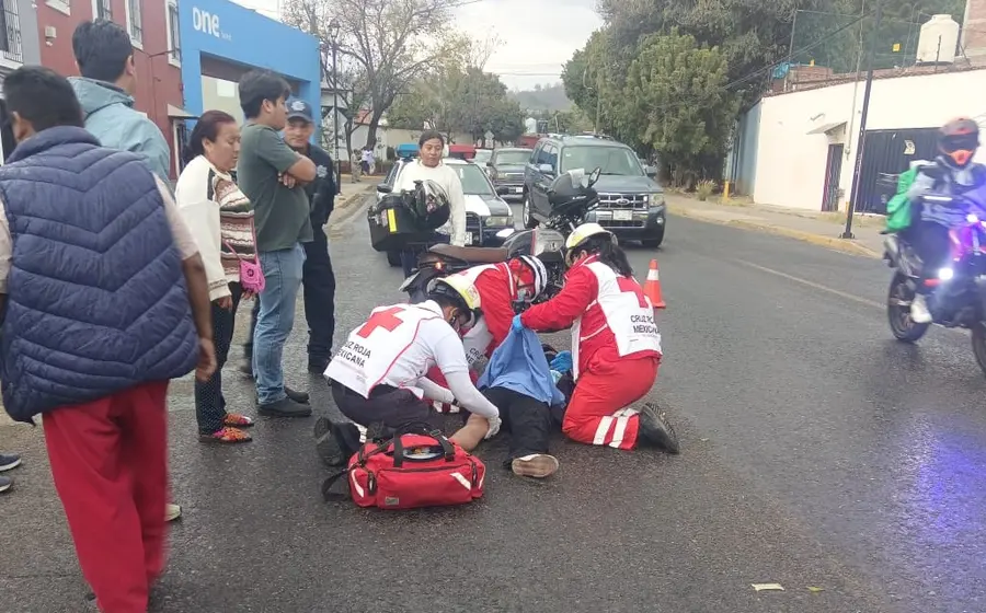 Escena de un accidente de motocicleta ocurrido en la Calzada de la República, uno de los percances que dejó a cuatro personas lesionadas.