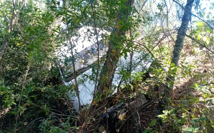 Cinco personas resultaron lesionadas tras un accidente vehicular por una salida del camino en la ruta que conduce a Ixtlán.