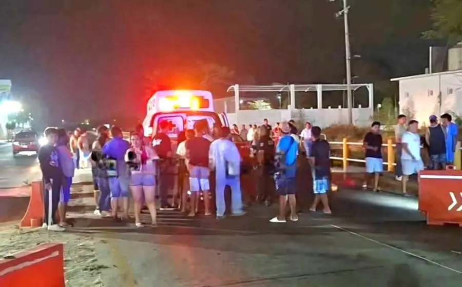 Un adulto mayor yace en el pavimento después del fatal percance vial en el que fue arrollado por un motociclista.