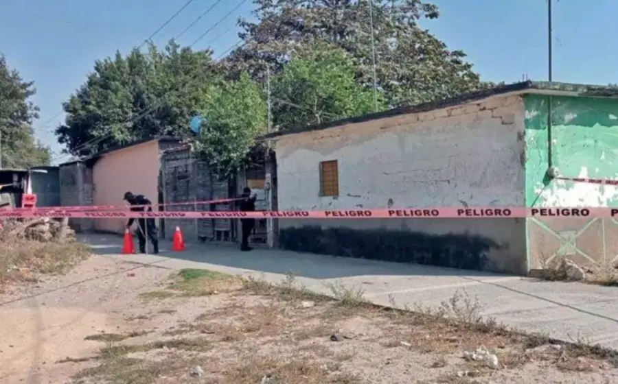 Escena del crimen en Juchitán donde un albañil fue asesinado, mostrando el área acordonada por las autoridades durante las primeras investigaciones.