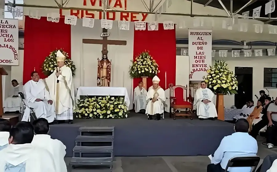 El Arzobispo, conocido como el mitrado, se dirige a los seminaristas para alentarlos a perseverar en la vocación sacerdotal y consagrar su vida a Dios.