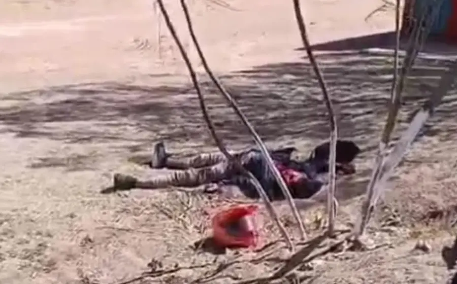 La escena del crimen en una calle de Miahuatlán de Porfirio Díaz, Oaxaca, donde dos personas fueron asesinadas por sujetos desconocidos.