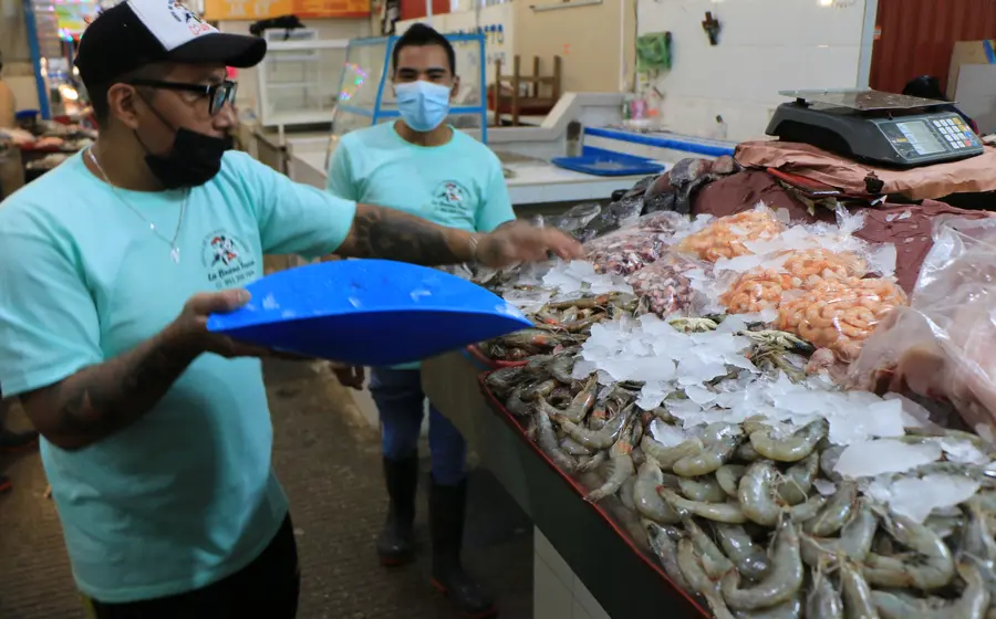 Mariscos frescos en un mercado de Oaxaca, cuyo precio ha aumentado debido a la inflación que impacta la economía de los consumidores.