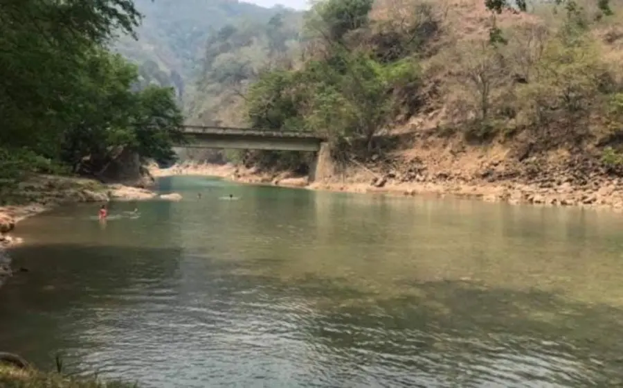 Un río de apariencia tranquila que ilustra los peligros ocultos en espacios naturales sobre los que alertan las autoridades de protección civil.