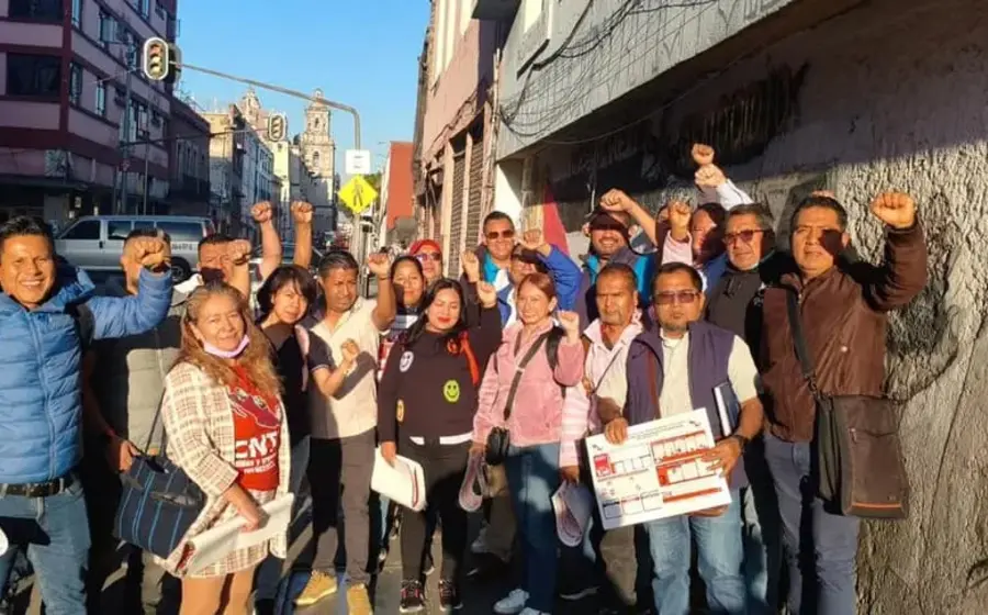 Brigadistas de la Sección 22 de la CNTE recorren escuelas y espacios públicos como parte de su jornada de brigadeo nacional.