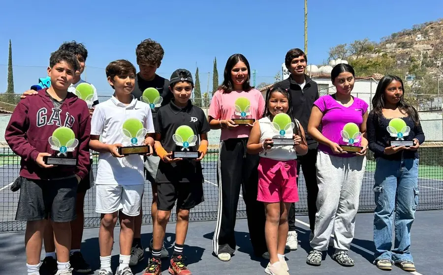 Los campeones y finalistas del torneo Regional de Tenis posan juntos para una foto de grupo tras la ceremonia de premiación del evento deportivo.