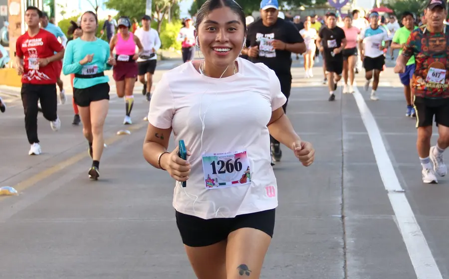 Imagen de la carrera atlética femenil, un evento deportivo con un recorrido de ocho kilómetros para celebrar la fuerza de las mujeres.
