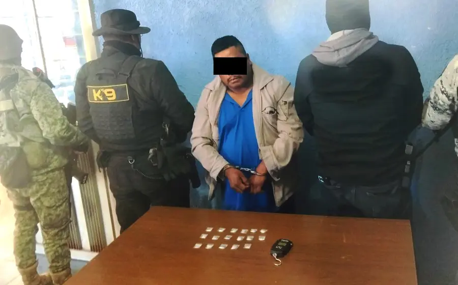 Un presunto narcomenudista es detenido por las autoridades durante el cateo a su vivienda en la comunidad de Laxopa, Ixtlán de Juárez.