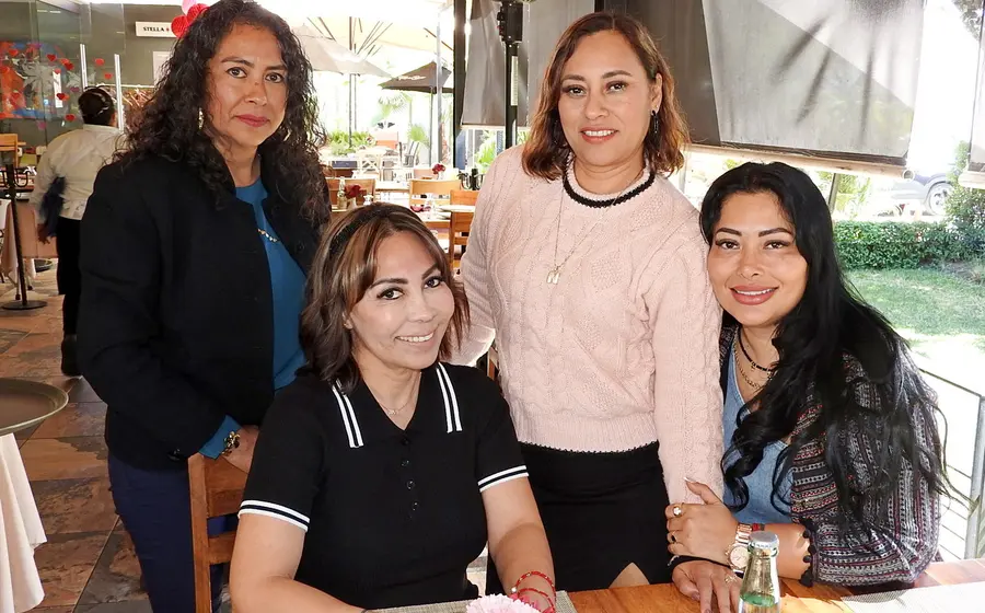 Cecilia Guadalupe Arreola Solis celebra su cumpleaños en compañía de sus hermanas Norma, Juani y su hija Amy Navarrete durante un festejo familiar.