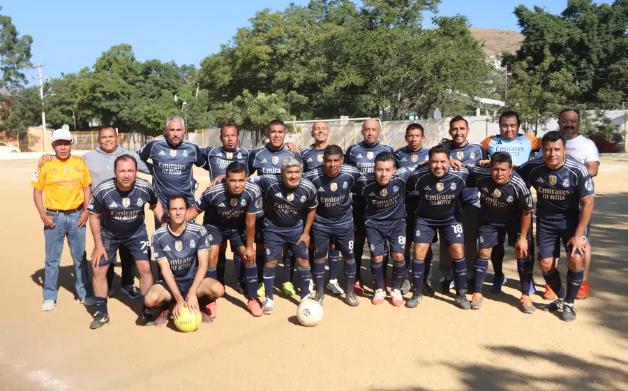 El equipo de fútbol Cementerito posa para la foto, listos para buscar su tercer título de campeón en la categoría bronce del torneo.