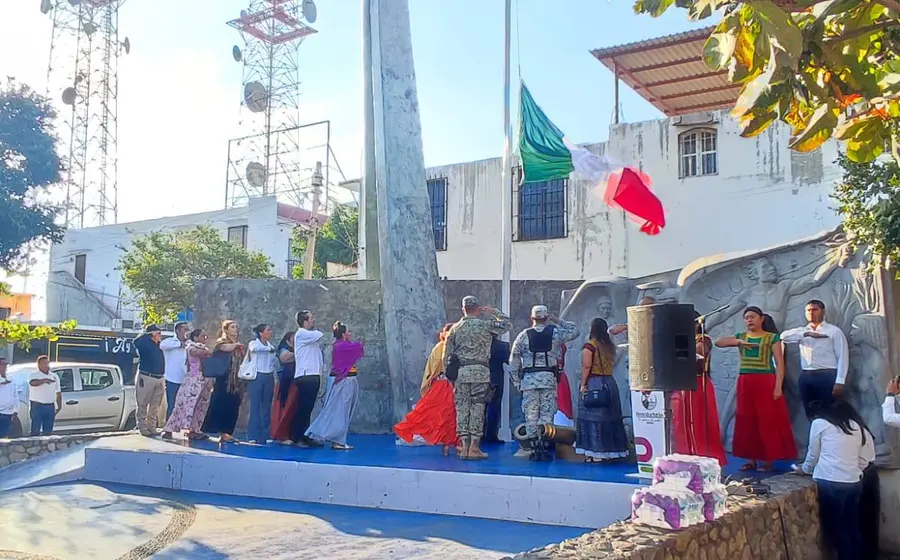 Autoridades de Juchitán realizan una ceremonia cívica para conmemorar el 109 Aniversario de la Constitución Política de los Estados Unidos Mexicanos.