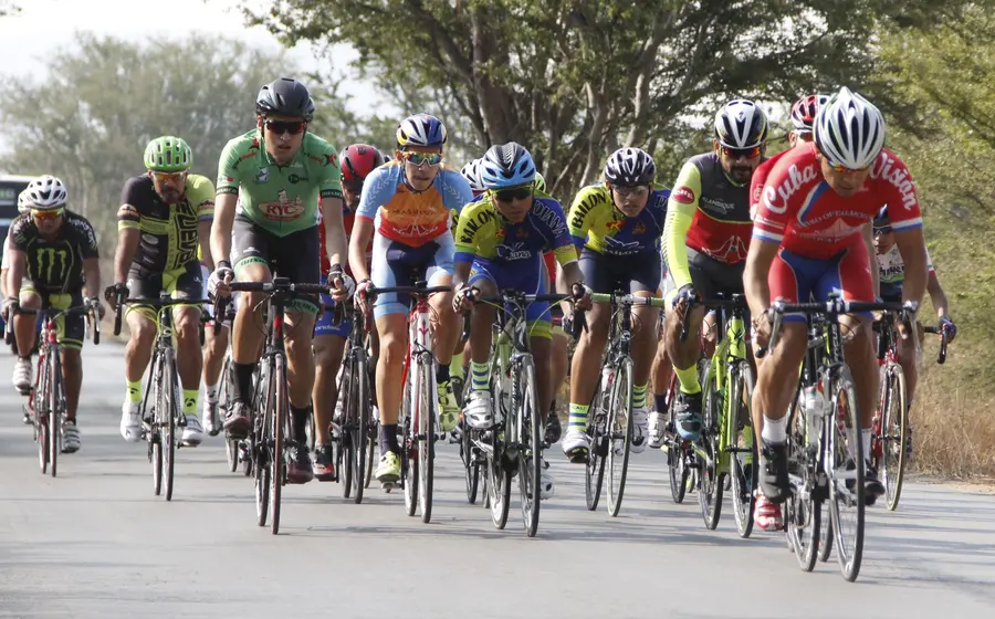 Un ciclista pedalea durante la competencia de la Clásica Ciclista de San José, que se celebrará en el municipio de Zaachila.