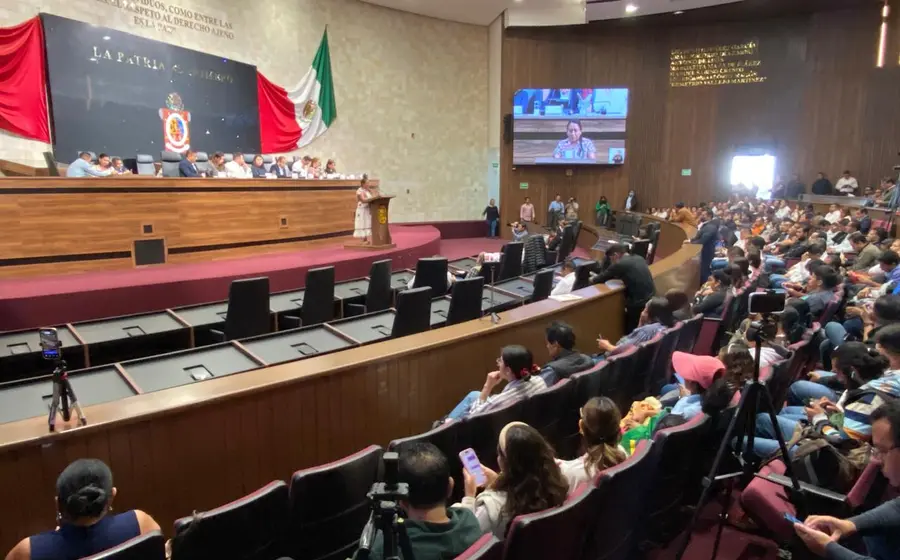 Funcionarios públicos durante una comparecencia oficial donde se discuten las inversiones y pendientes en materia de infraestructura, educación y desarrollo regional.