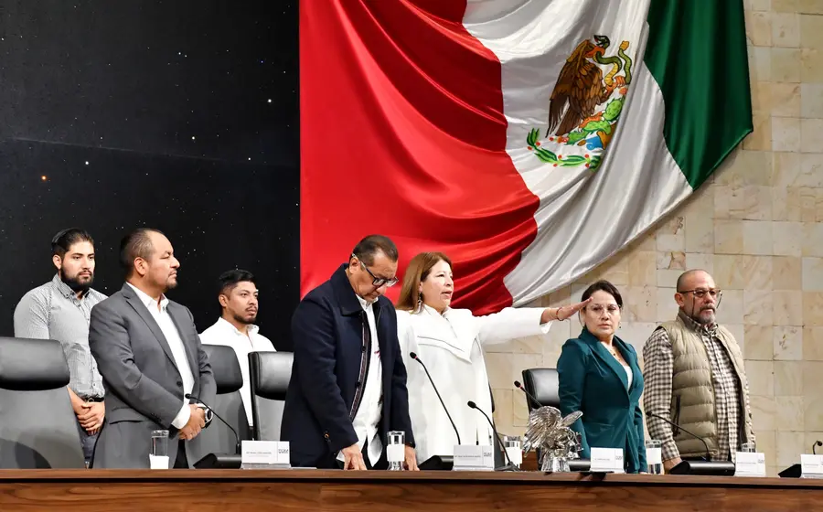 Funcionarios en una comparecencia oficial para discutir los retos urgentes y las promesas en materia de medio ambiente para las mujeres.