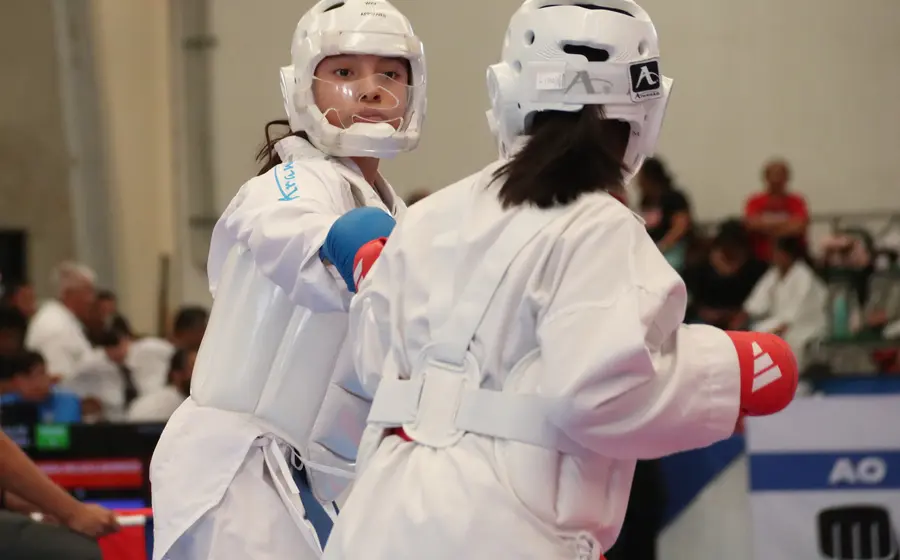 Deportistas se preparan para un torneo de karate donde la competencia se llevará a cabo en tres diferentes categorías.
