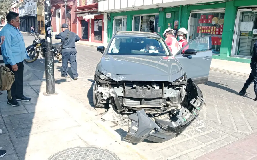El conductor de un automóvil particular que resultó con lesiones leves tras un accidente vehicular al atravesarse en el paso de una ambulancia.