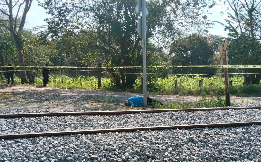 El cuerpo sin vida del comerciante que fue levantado y asesinado, hallado a un costado de las vías del tren por las autoridades.