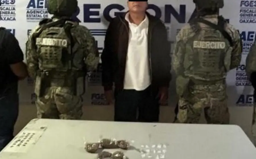 Alejandro, el presunto narcomenudista, es mostrado tras ser detenido por las autoridades en la localidad de Valdeflores, Zimatlán de Álvarez.