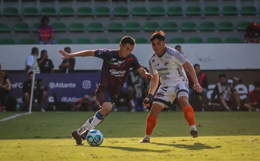 Jugadores de los Potros del Atlante y Alebrijes disputan el balón durante el partido de futbol que resultó en un doloroso revés para los visitantes.