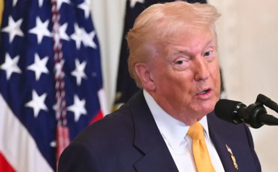 El presidente Donald Trump en una fotografía que ilustra su política de priorizar la seguridad alimentaria sobre el riesgo sanitario del glifosato.
