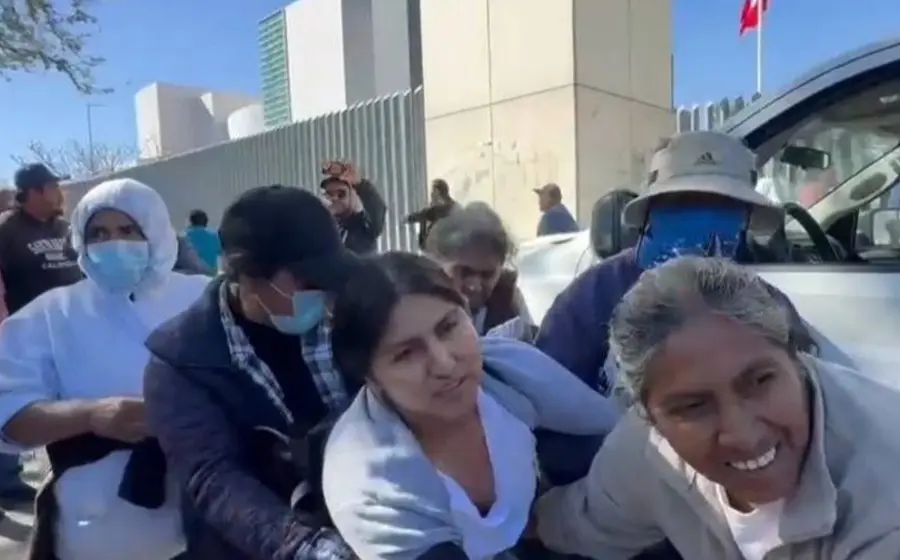 La munícipe de Amatengo es subida por la fuerza a una ambulancia durante el conflicto que derivó en la detención de 24 personas.