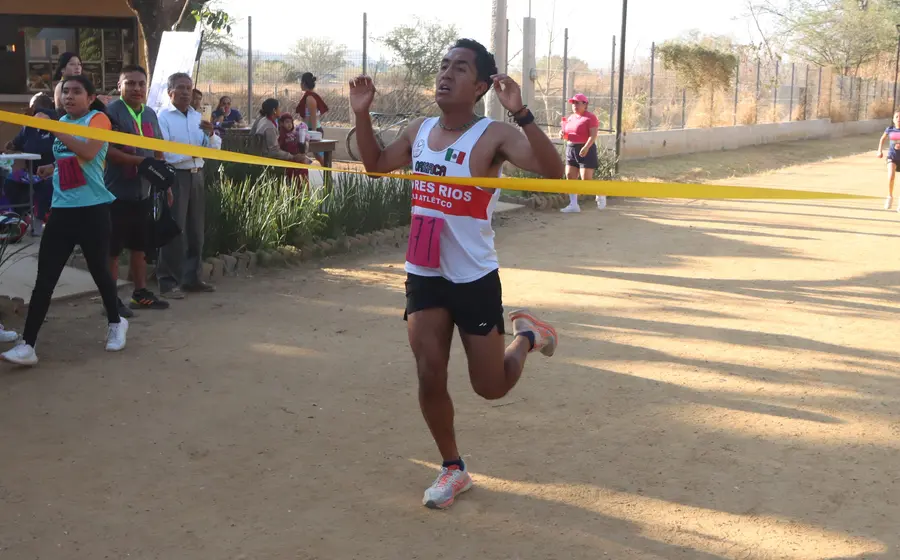 El corredor Eduardo Cruz Miguel celebra su victoria como el ganador de la categoría libre en la carrera atlética Corre Conmigo.