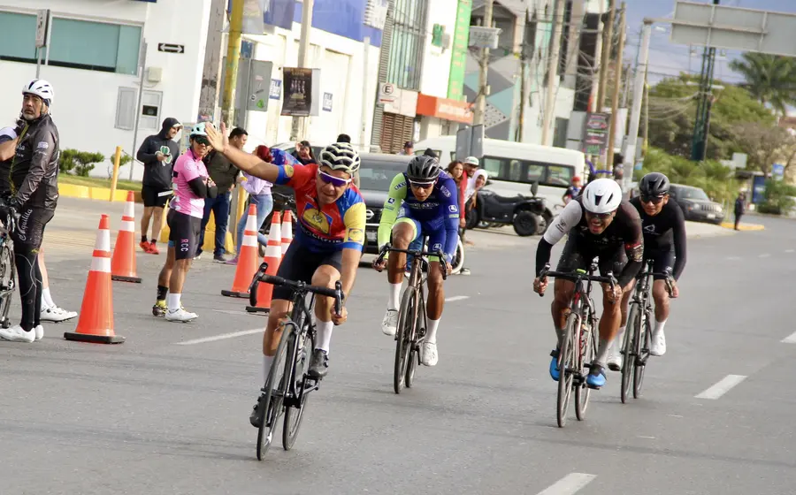 El competidor Eduardo Díaz, conocido como Lalo, es captado en el momento exacto en que gana la carrera durante el sprint final.