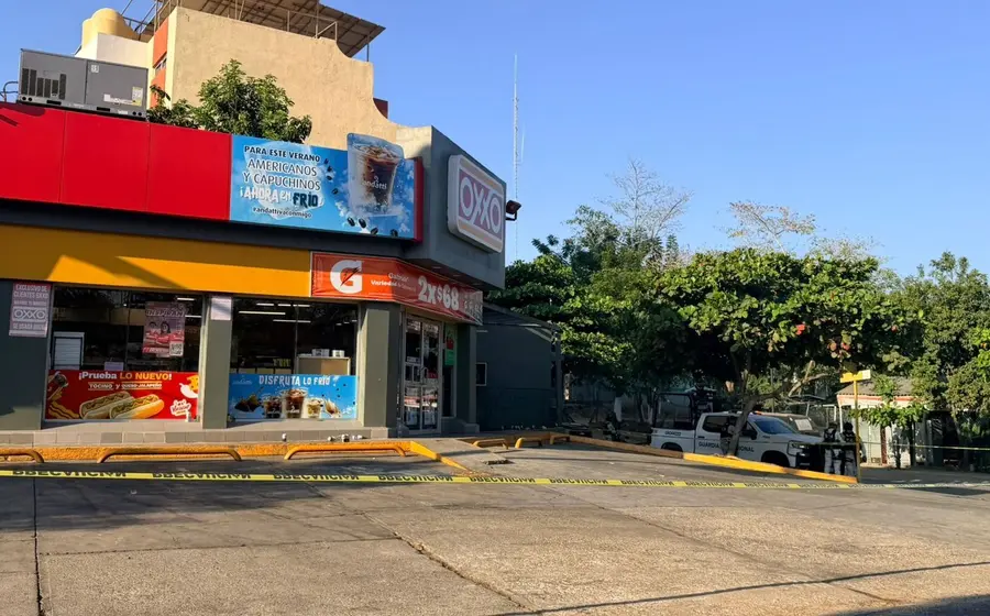 Imagen que muestra la escena del crimen en Pinotepa Nacional, el lugar donde dos personas fueron agredidas con arma de fuego.